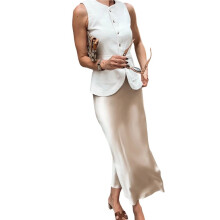 Saia Longa Feminina de Cetim, Elegante, de Cintura Alta, para Coquetel, Festa ou Casamento, Modelo Evasê, Comprimento Midi. Cor de Damasco M