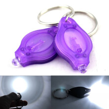 Mini-Taschenlampe am Schlüsselanhänger (lila), erhältlich im 2er-Set.