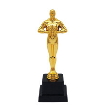 Awardtrofee/beeldje van kunststof met metallic afwerking, verkrijgbaar in hoogtes van 19, 22 en 24 cm, voor ceremonies en evenementen.