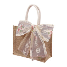 Sac cadeau de Saint-Valentin en lin beige avec nœud en dentelle