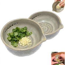 (2PCS) Handgefertigte Keramik Knoblauchreibe mit integrierter Kräuterschale und Abstreifer für Saucen Dressings Dips