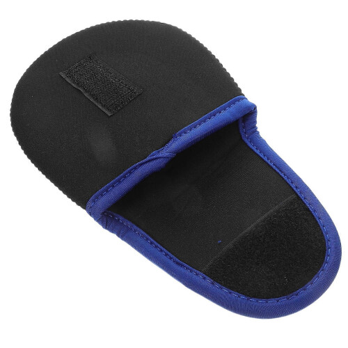 Custodia protettiva in tessuto blu per canna e mulinello da casting.