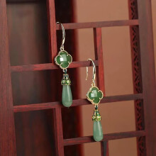 Brincos femininos de jade, elegantes e longos, na cor verde.
