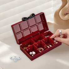 Boîte à bijoux avec couvercle et compartiment portable