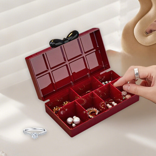 Boîte à bijoux avec couvercle et compartiment portable