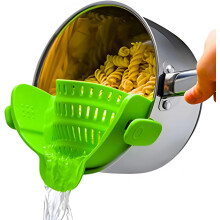 Passoire à pâtes en silicone Snap N' Strain à clipser sur les casseroles et les pots