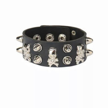 Braccialetto in pelle stile punk con teschio e rivetti, 22 cm