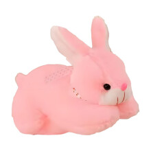 Lapin en peluche rose, doux et moelleux, avec des oreilles tombantes.