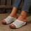 Chinelo feminino de plataforma em couro PU com bico redondo. 7