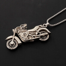 Naszyjnik hip-hopowy z obrotowym motocyklem w kolorze białym