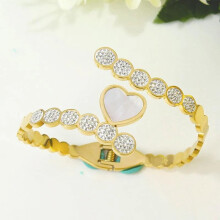Pulseira rígida em aço inoxidável com titânio e pingente de coração com zircônia.