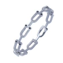 Pulseira rígida de aço inoxidável com fecho de pressão em titânio.