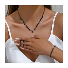 Sieradenset voor dames met strasssteentjes: choker, oorbellen en armband.