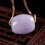 Um colar com pingente de jadeíta violeta natural. 1