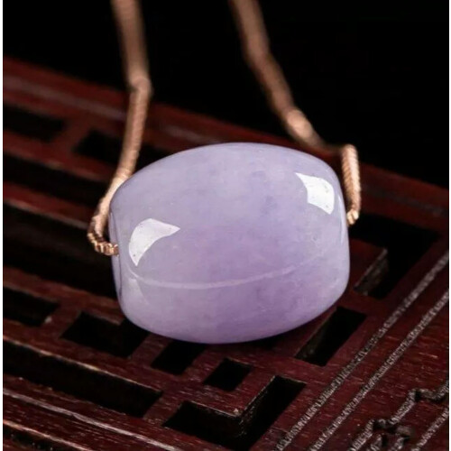Um colar com pingente de jadeíta violeta natural.