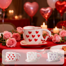 Mug en céramique rouge en forme de cœur pour couple, avec sous-verre.