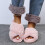 Pantofole da donna morbide e decorate con perle, con punta aperta. 2