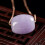 Um colar com pingente de jadeíta violeta natural. 5