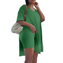 Conjunto feminino casual de duas peças: top solto e shorts ciclista.