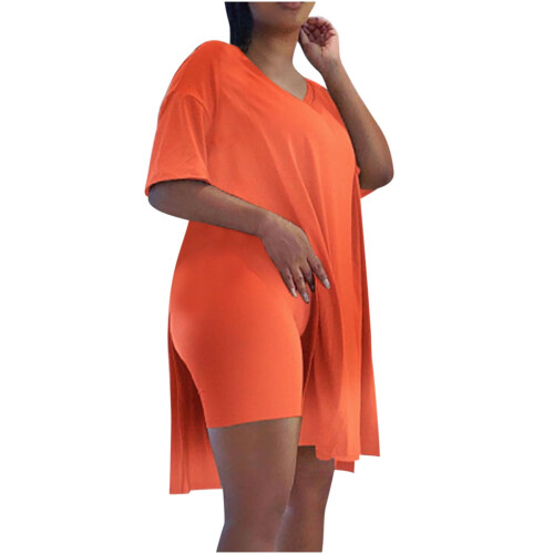 Completo casual da donna composto da top ampio e pantaloncini da ciclista. 1