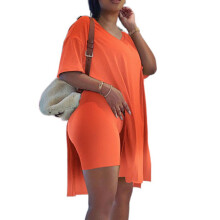 Conjunto feminino casual de duas peças: top solto e shorts ciclista.