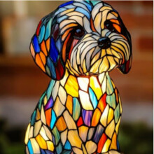 Tafellamp met glas-in-lood afbeelding van een Maltezer hondje, nachtlampje in Tiffany-stijl met puppymotief, kleurrijke bureaulamp als
