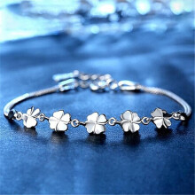 Armband met klavertje vier voor dames, zilverkleurig en verfijnd ontwerp, ideaal als cadeau voor een verjaardag of Valentijnsdag.