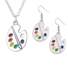 Collana con orecchini pendenti a forma di tavolozza di pennelli smaltati colorati, ideale come regalo di compleanno per artisti e pitto