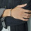 Bracciale in titanio bicolore argento e oro, 21 cm, elegante accessorio da donna. 2