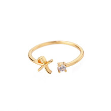 Anel feminino delicado com inicial em aço inoxidável banhado a ouro
