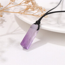 Halskette mit Amethyst-Anhänger in Quaderform, verstellbares Lederband