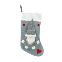 Bolsa de regalo con calcetines navideños y adorno de muñeco sin rostro