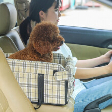 Assento portátil para carro para cães de pequeno porte, com console central.