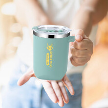 Caneca de café em aço inoxidável com tampa e isolamento de parede dupla.