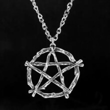 Collier pendentif pentagramme style gothique étoile noire