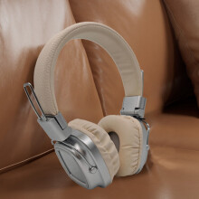 Auriculares supraaurales con cancelación de ruido y acabado de espejo retro.