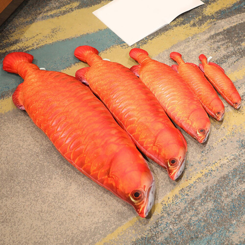 Almofada de pelúcia de carpa dourada Arowana, macia e recheada. 2