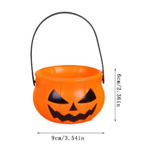 Plastic snoepemmer in de vorm van een Halloweenpompoen met handvat