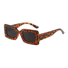 Gafas de sol rectangulares con protección UV, estampado de leopardo en negro y gris.