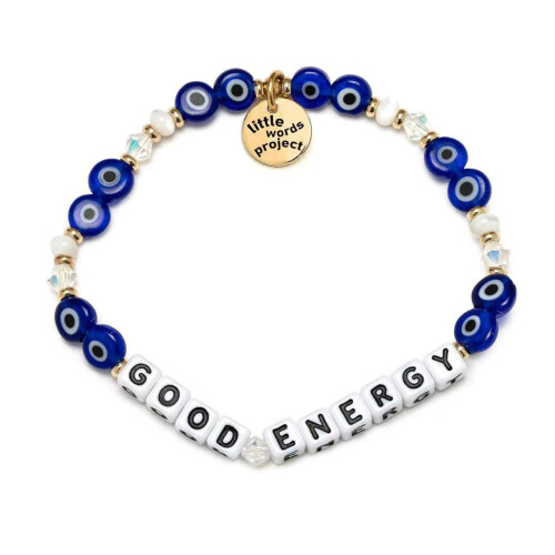 Pulseira com pingente de letra de cristal e contas em formato de losango.