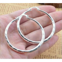 Pendientes de aro grandes de plata u oro para mujer.