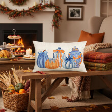 Capa de almofada decorativa em poliéster, 50x30cm, com estampa de abóbora e futebol americano.