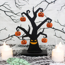 Halloween-sisäkoristeen musta minikuusi ja 6 kurpitsaa