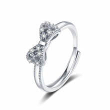 Vlinderduimring met kubische zirkonia, gemaakt van 925 sterling zilver.