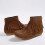 Botas femininas marrons de cano curto com borla, bico redondo e sola plana. 6
