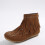 Botas femininas marrons de cano curto com borla, bico redondo e sola plana. 8