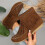 Botas femininas marrons de cano curto com borla, bico redondo e sola plana. 2