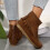 Botas femininas marrons de cano curto com borla, bico redondo e sola plana. 4