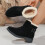 Botas femininas com laço, pretas, em nylon e elastano, cano médio e salto baixo. 8