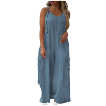 Macacão feminino azul claro sem mangas com estampa e bolsos.